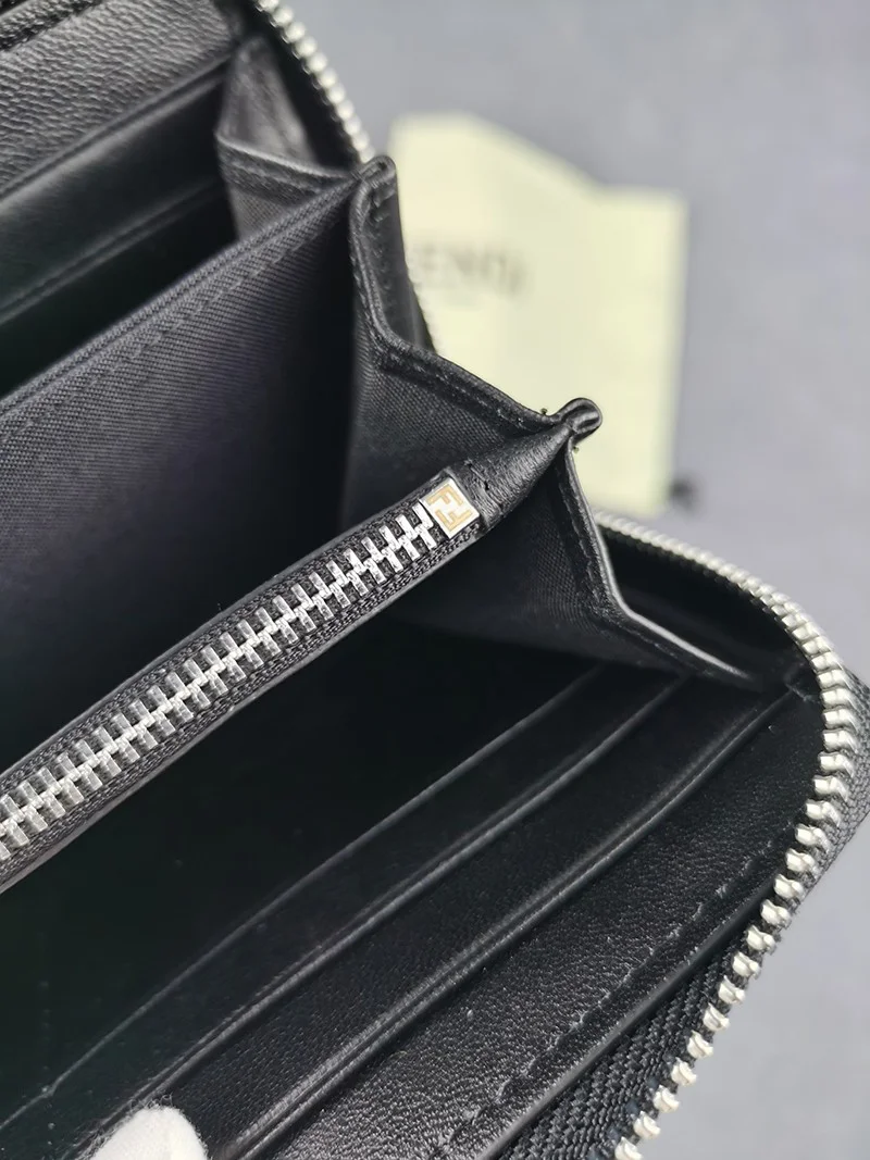 超希少！フェンディ 財布 コピー ラムレザー カスタマイズ ピーカブー ロゴ カード ジッパーウォレット feh04391