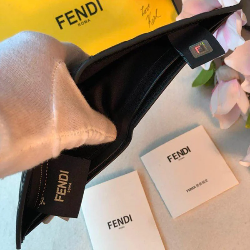 ★日本!!人気！フェンディ コピー ブラックレザー二つ折り財布 feo02506