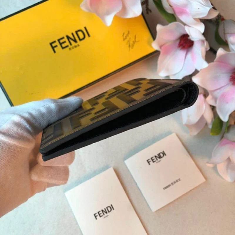 累積売上総額第１位！フェンディ 二つ折り財布 コピー ブラウンレザー feo64774