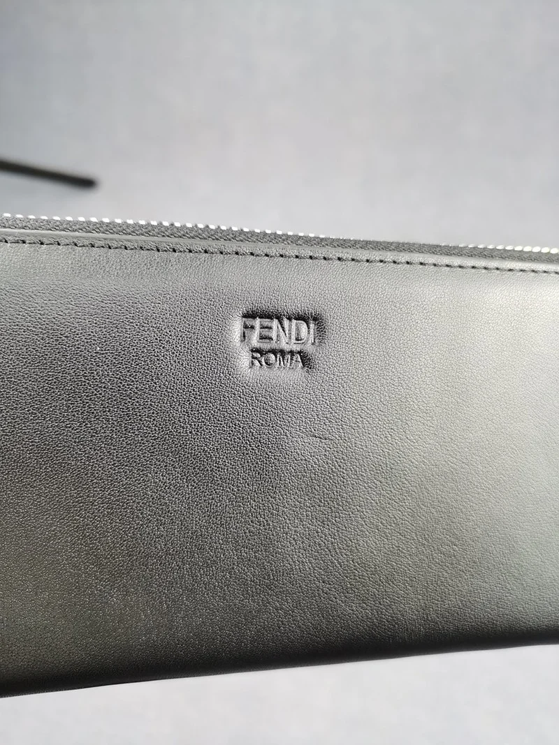 大人気！フェンディ 偽物 ジップアラウンド 長財布 カスタマイズ ブラック バッグ バグズ ジッパーウォレット fey29317