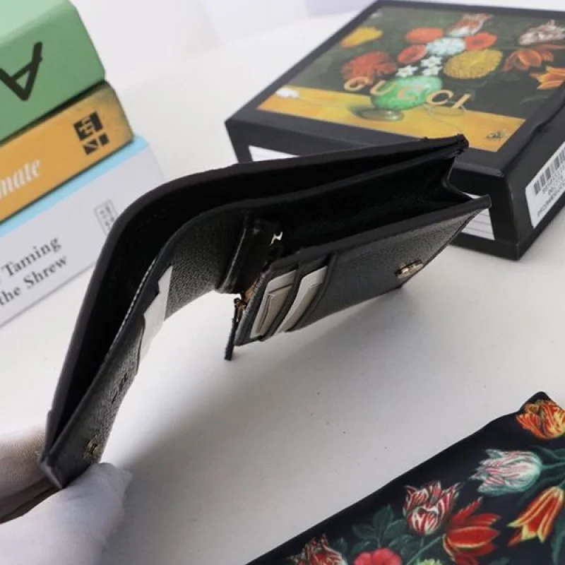 最新でオシャレグッチ 偽物 折りたたみスーパーコピー財布 2つ折り GGロゴ gua18154
