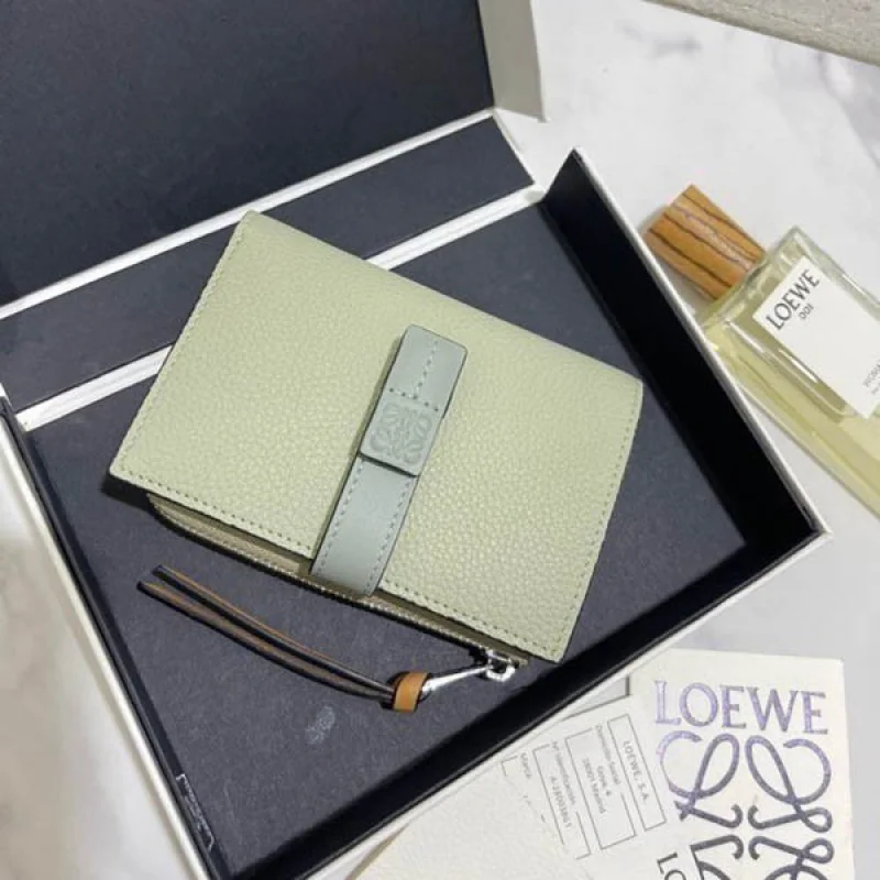 【ロエベ】新作スリムジップ二つ折り財布 偽物 Slim Zip Bifold Wallet lom88620