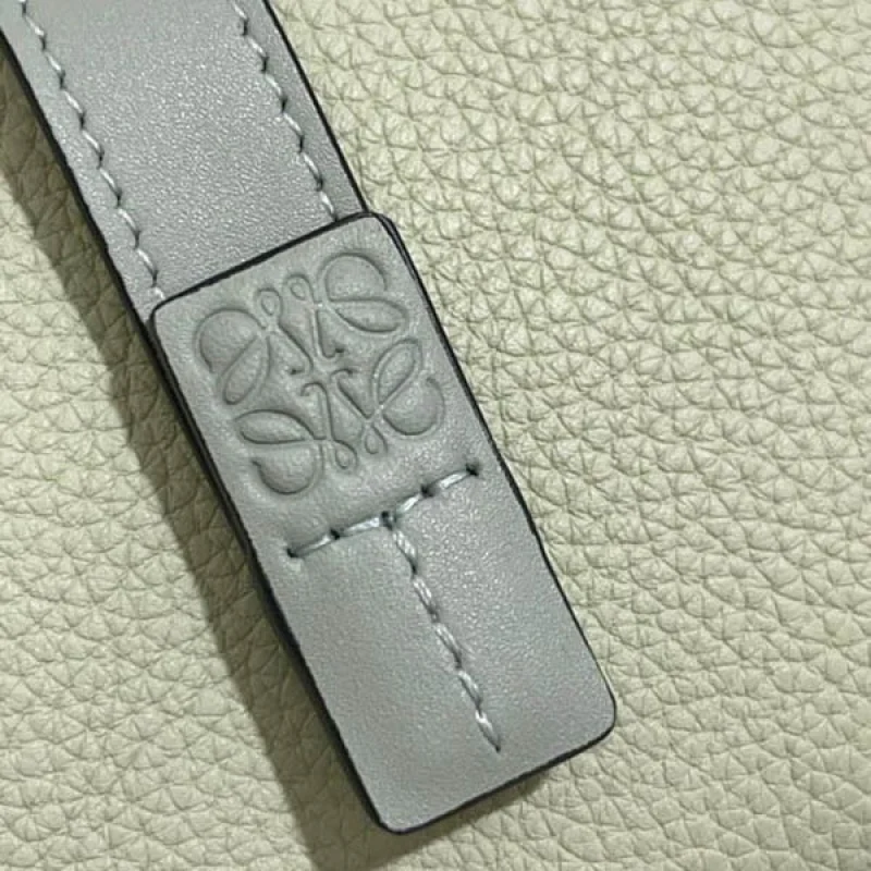 【ロエベ】新作スリムジップ二つ折り財布 偽物 Slim Zip Bifold Wallet lom88620