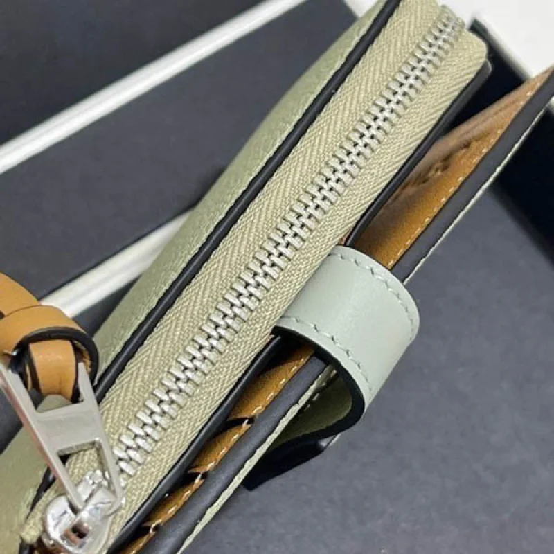 【ロエベ】新作スリムジップ二つ折り財布 偽物 Slim Zip Bifold Wallet lom88620