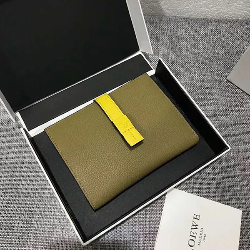 大人気!!新色【ロエベ】バーティカル ウォレット ミディアム コピー los98907