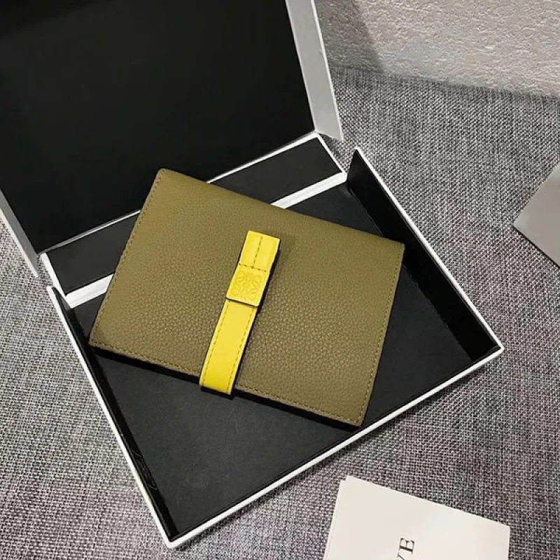 大人気!!新色【ロエベ】バーティカル ウォレット ミディアム コピー los98907