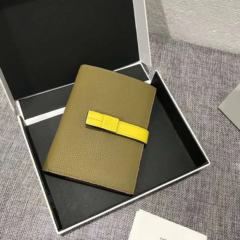 大人気!!新色【ロエベ】バーティカル ウォレット ミディアム コピー los98907