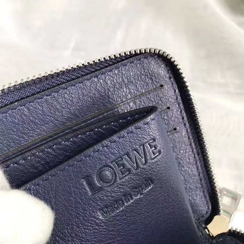 完売必至 ロエベ アナグラム コピー リピートジップアラウンド ウォレットエンボスカーフ loy07540