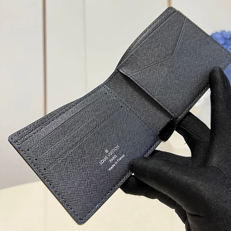 ルイヴィトン ゼブラ柄 モノグラム 二つ折り財布 偽物 M66601