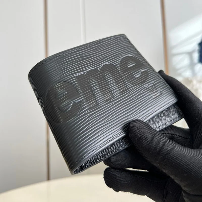 【人気商品】ルイヴィトン シュプリーム コラボ コピー M67718 ポルトフォイユスレンダー 二つ折り財布 ブラック メンズ