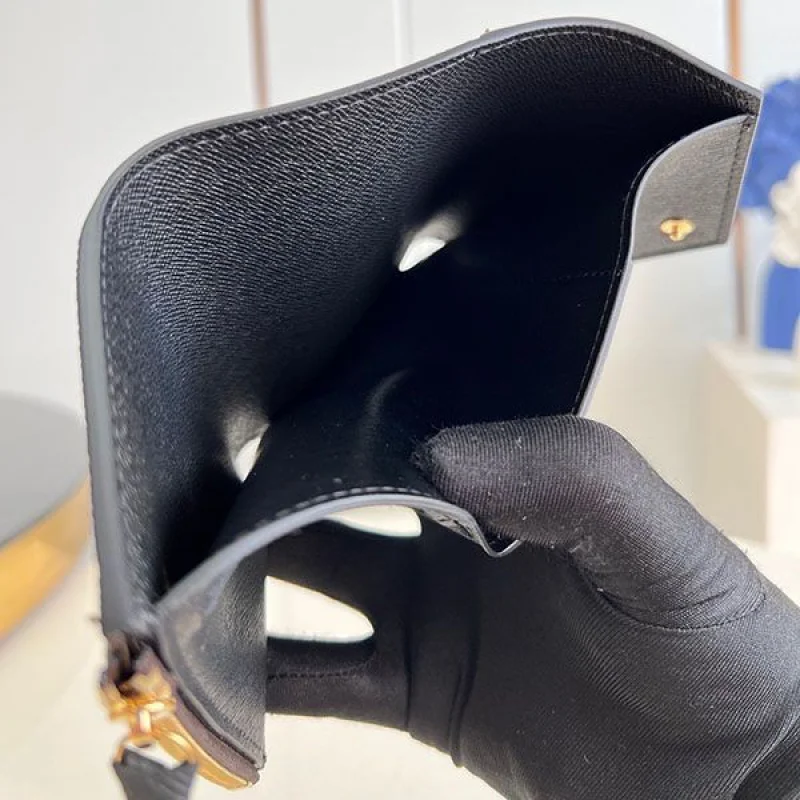ルイヴィトン ロゴ モノグラム コンパクト財布 コピー M81557