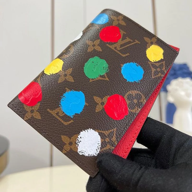 ★追跡付き発送で安心草間彌生コラボ ルイヴィトン コピー クーヴェルテュールパスポール NM M81994