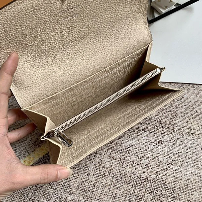目を惹くカラー ルイヴィトン 長財布 コピー マヒナ ポルトフォイユ ベージュ vuh42800