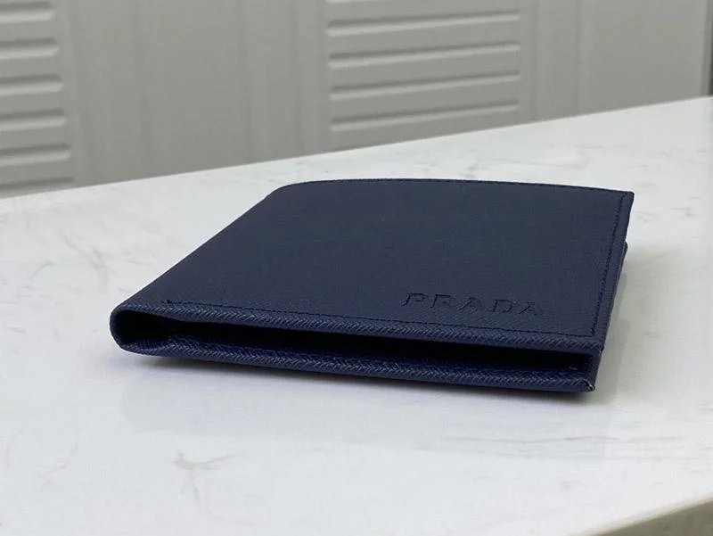 世界中信用第一プラダ レザー折りたたみ財布 偽物 pug91002