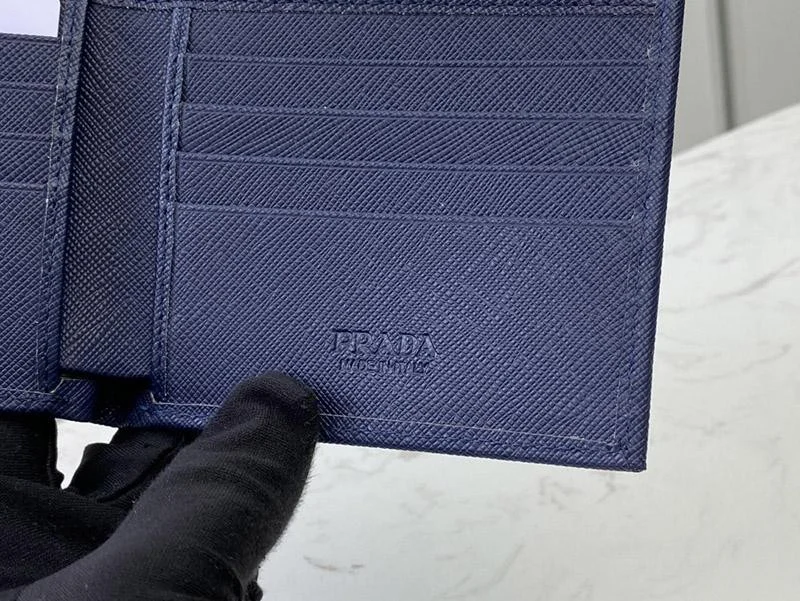 《大人気》プラダ レザー折りたたみ財布 コピー pui67139