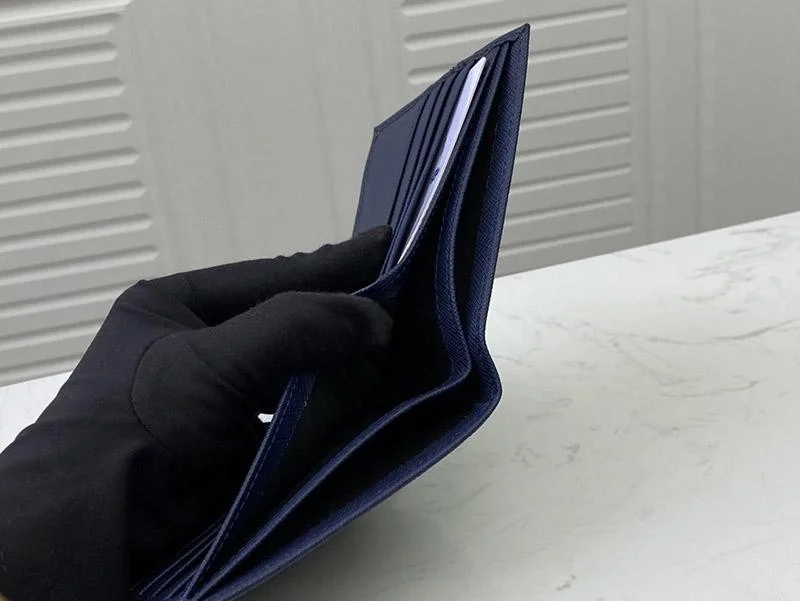 21-22AW ギフトに最適♪ プラダ レザー折りたたみ財布 pux37718