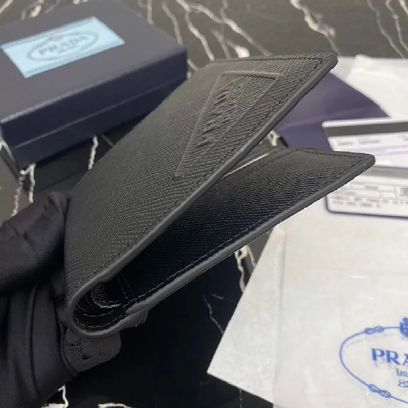 大人気!プラダ 最高級 偽物 ササフィアーノエンボスレザー 財布 ブラック pud62384