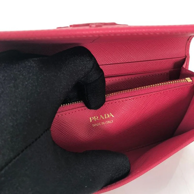 プラダ 長財布 小銭入れあり 偽物 パスケース付き ロゴ レザー pul47210