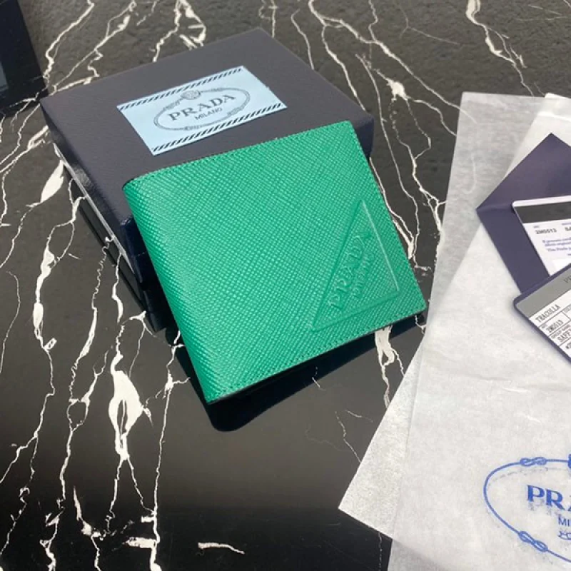 プラダ ササフィアーノエンボスレザー 財布 偽物 グリーン put15768