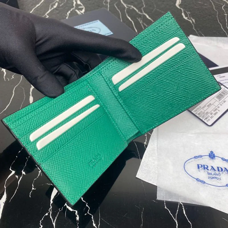プラダ ササフィアーノエンボスレザー 財布 偽物 グリーン put15768