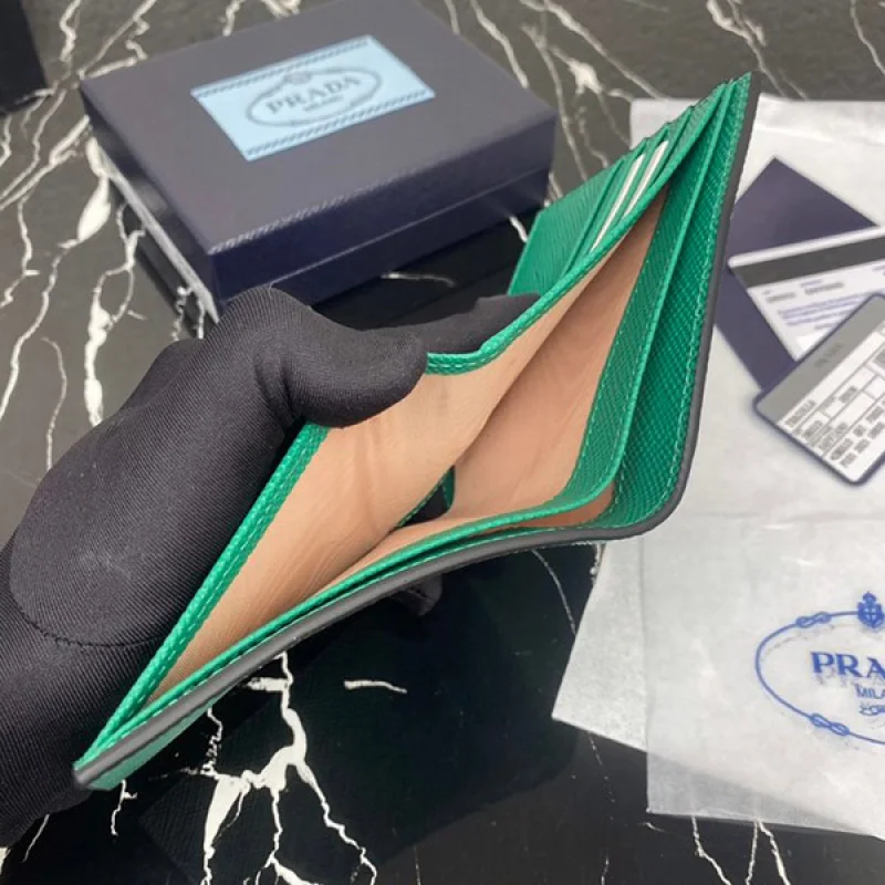 プラダ ササフィアーノエンボスレザー 財布 偽物 グリーン put15768