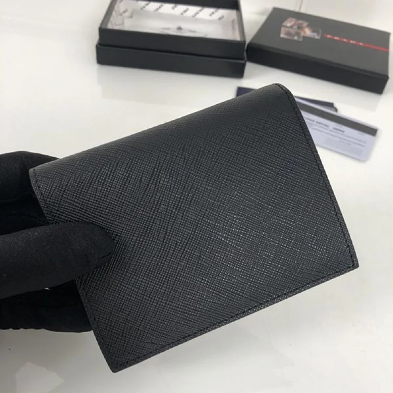 超話題!プラダ サフィアーノ 二つ折り財布 コピー puu53425
