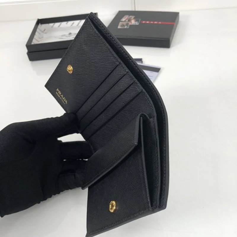 超話題!プラダ サフィアーノ 二つ折り財布 コピー puu53425