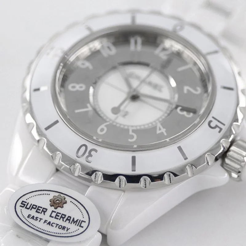 【セレブ多数愛用】シャネル J12 時計 偽物33mm ホワイト shu57896