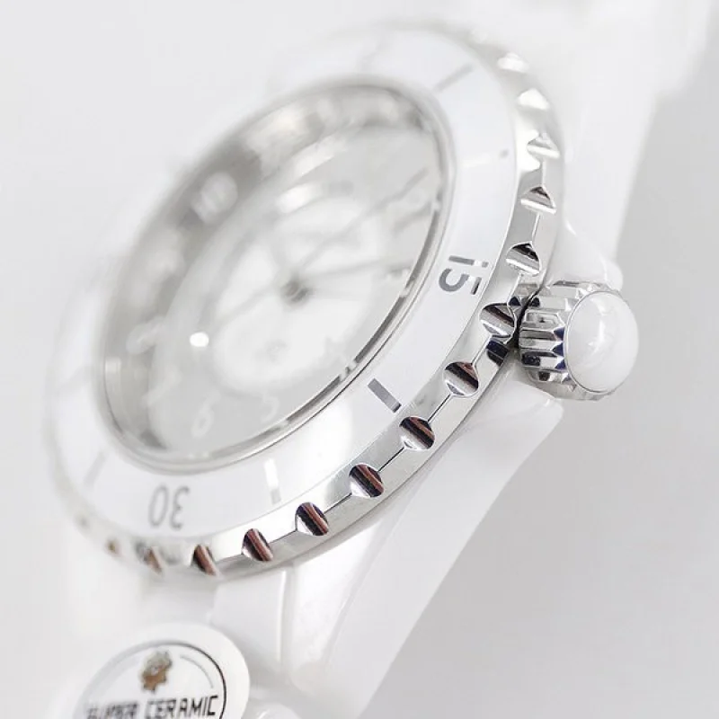 【セレブ多数愛用】シャネル J12 時計 偽物33mm ホワイト shu57896