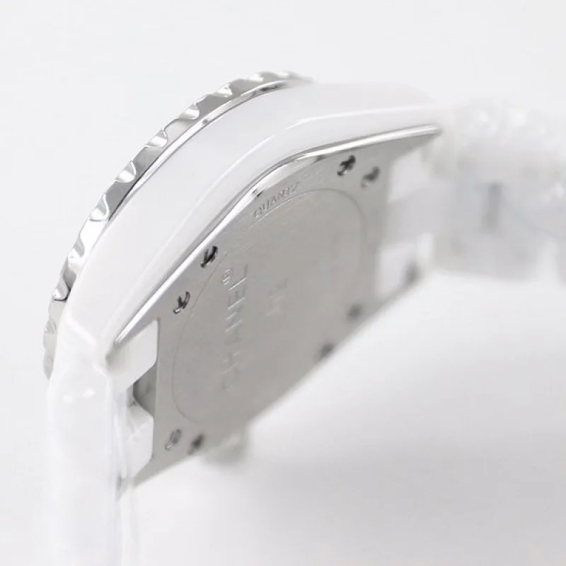 【セレブ多数愛用】シャネル J12 時計 偽物33mm ホワイト shu57896