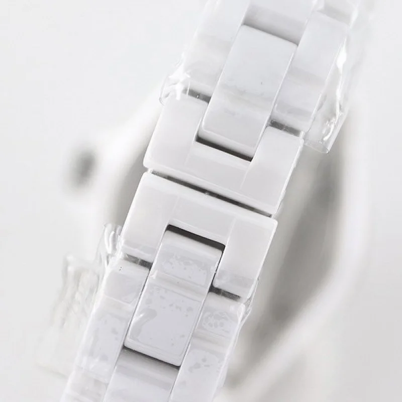 【セレブ多数愛用】シャネル J12 時計 偽物33mm ホワイト shu57896