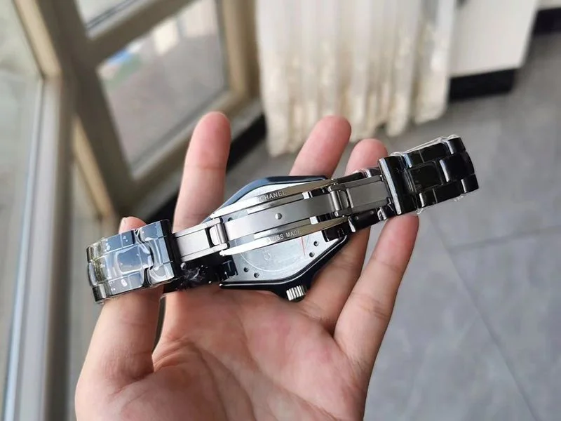 目を惹くカラーシャネル コピー J12・33&38mm 世界限定 ブラックセラミック shy13878