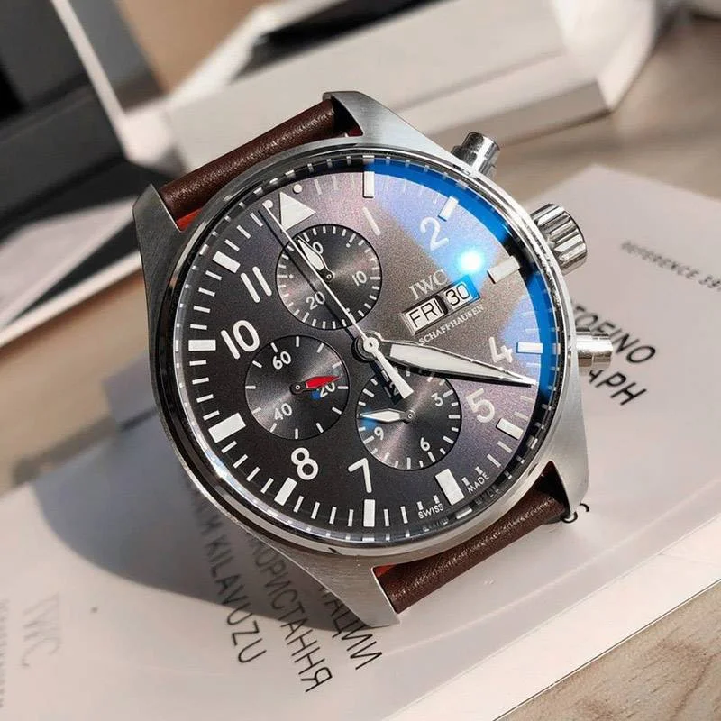 入手困難IWC コピー パイロットウォッチクロノグラフ レーシング iwg74018