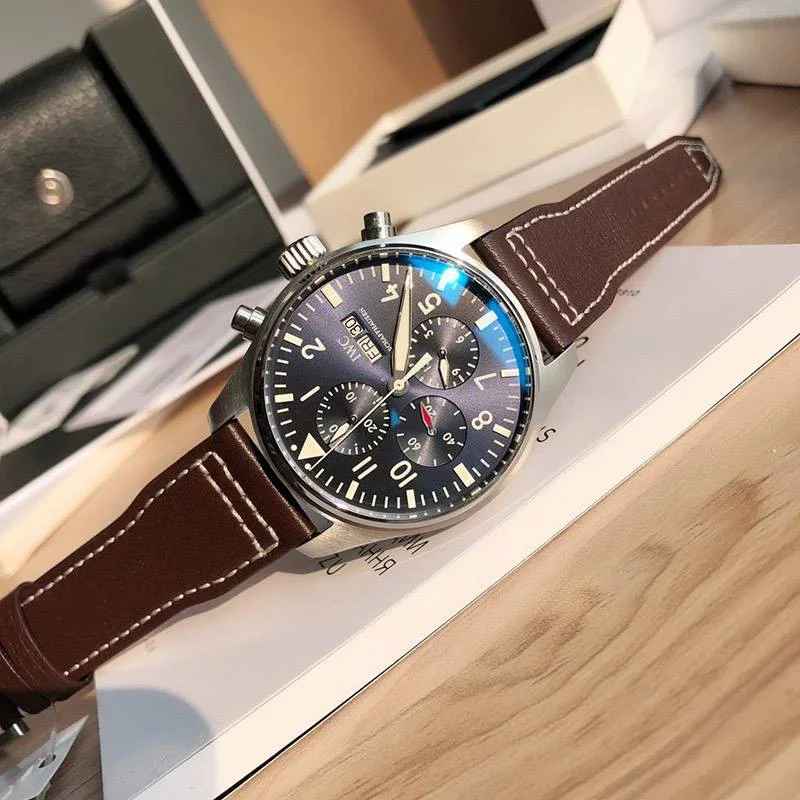 入手困難IWC コピー パイロットウォッチクロノグラフ レーシング iwg74018