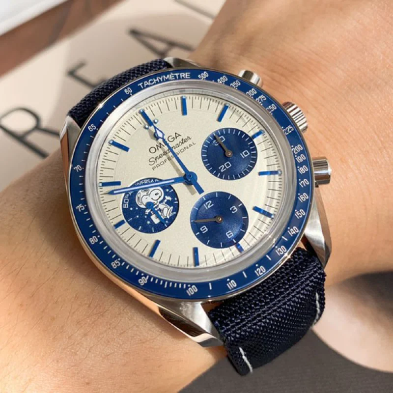 100%実物写真！オメガ スピードマスター スーパーコピー“シルバー スヌーピー アワード”50周年記念 42mm 310.32.42.50.02.001
