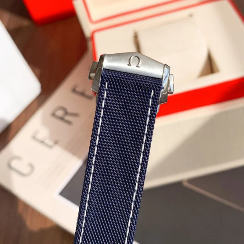 100%実物写真！オメガ スピードマスター スーパーコピー“シルバー スヌーピー アワード”50周年記念 42mm 310.32.42.50.02.001