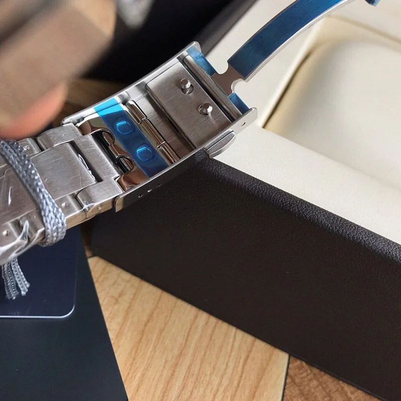 超話題!タグホイヤー アクアレーサークォーツ 偽物 クロノグラフ 直径 43 mm CAY111B.BA0927