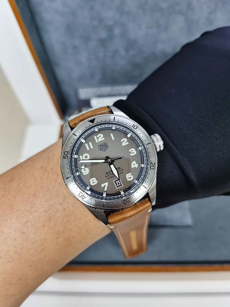 人気No1 タグホイヤー オータヴィア 偽物自動巻ウォッチ 直径 42 mm WBE5111.FC8267