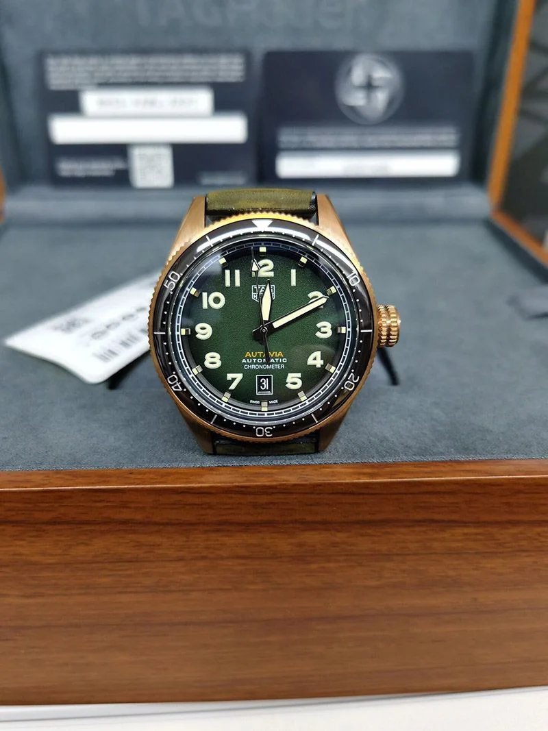 目を惹くカラータグホイヤー オータヴィア 偽物 自動巻ウォッチ直径 42mm WBE5190.FC8268