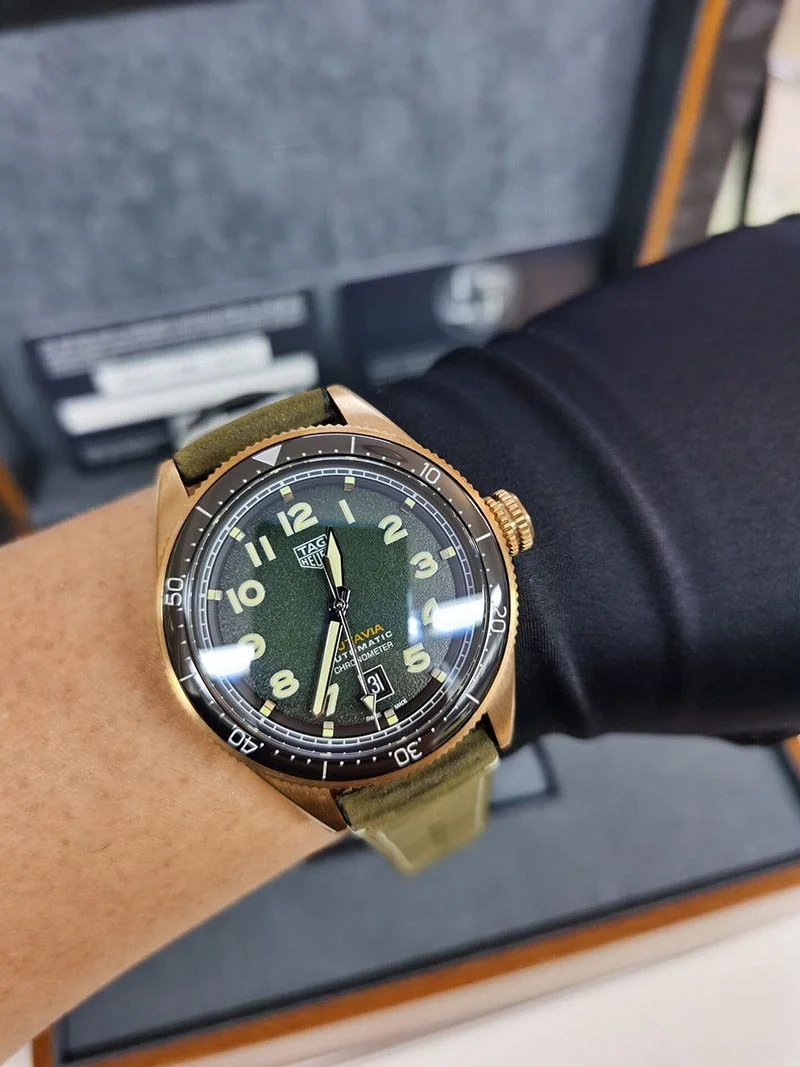 目を惹くカラータグホイヤー オータヴィア 偽物 自動巻ウォッチ直径 42mm WBE5190.FC8268