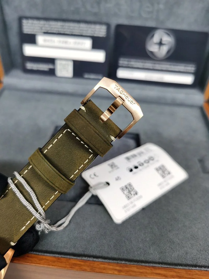 目を惹くカラータグホイヤー オータヴィア 偽物 自動巻ウォッチ直径 42mm WBE5190.FC8268
