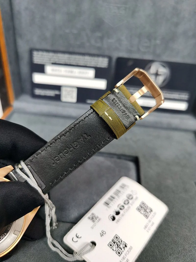 目を惹くカラータグホイヤー オータヴィア 偽物 自動巻ウォッチ直径 42mm WBE5190.FC8268